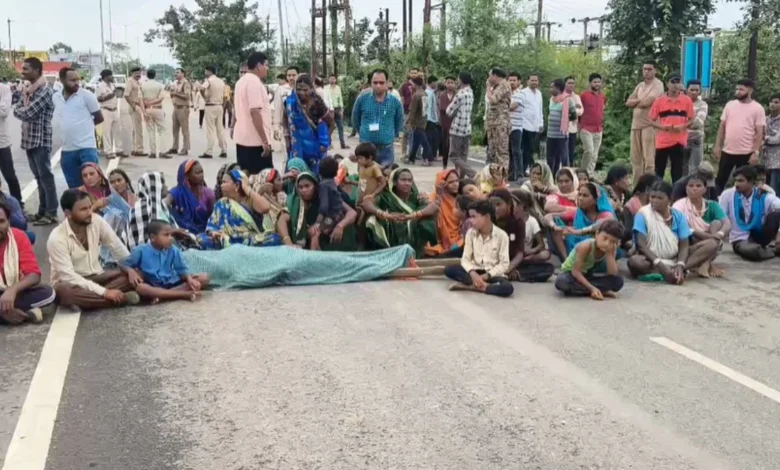 युवक की आत्महत्या से तनाव: परिजनों ने पुलिस प्रताड़ना का लगाया आरोप, शव रखकर हाईवे पर किया चक्का जाम