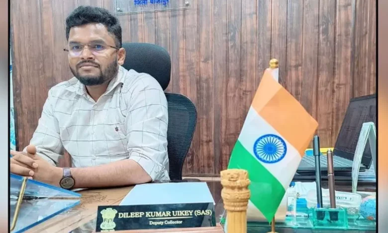 डिप्टी कलेक्टर पर दुष्कर्म का आरोप, महिला आरक्षक ने दर्ज कराई FIR 6 डिप्टी कलेक्टर पर दुष्कर्म का आरोप, महिला आरक्षक ने दर्ज कराई FIR