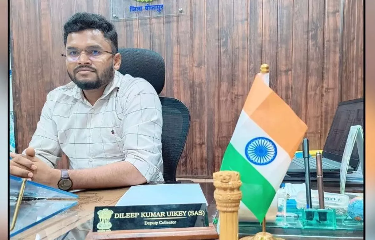 डिप्टी कलेक्टर पर दुष्कर्म का आरोप, महिला आरक्षक ने दर्ज कराई FIR 1 डिप्टी कलेक्टर पर दुष्कर्म का आरोप, महिला आरक्षक ने दर्ज कराई FIR