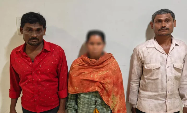 बोरी में मिली लाश का खुलासा: पत्नी के साथ आपत्तिजनक हालत में देख हत्या, तीन आरोपी गिरफ्तार 4 बोरी में मिली लाश का खुलासा: पत्नी के साथ आपत्तिजनक हालत में देख हत्या, तीन आरोपी गिरफ्तार