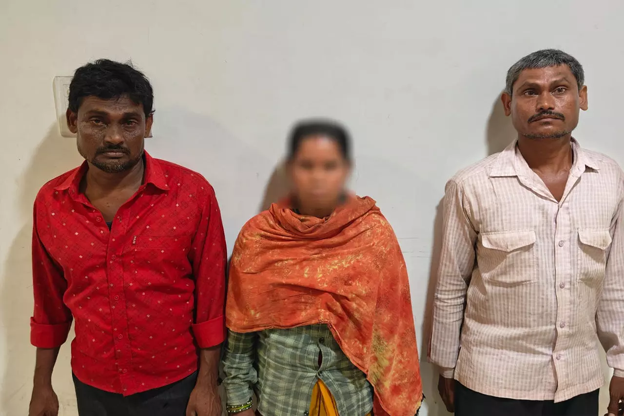 बोरी में मिली लाश का खुलासा: पत्नी के साथ आपत्तिजनक हालत में देख हत्या, तीन आरोपी गिरफ्तार 1 बोरी में मिली लाश का खुलासा: पत्नी के साथ आपत्तिजनक हालत में देख हत्या, तीन आरोपी गिरफ्तार