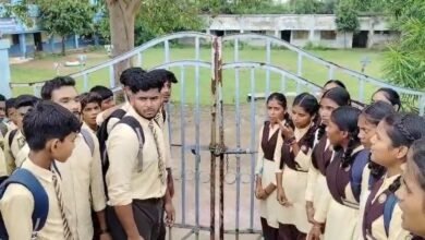 शिक्षक की कमी से नाराज़ पालकों और छात्रों ने स्कूल में जड़ा ताला, शिक्षा व्यवस्था पर उठे सवाल 7 शिक्षक की कमी से नाराज़ पालकों और छात्रों ने स्कूल में जड़ा ताला, शिक्षा व्यवस्था पर उठे सवाल