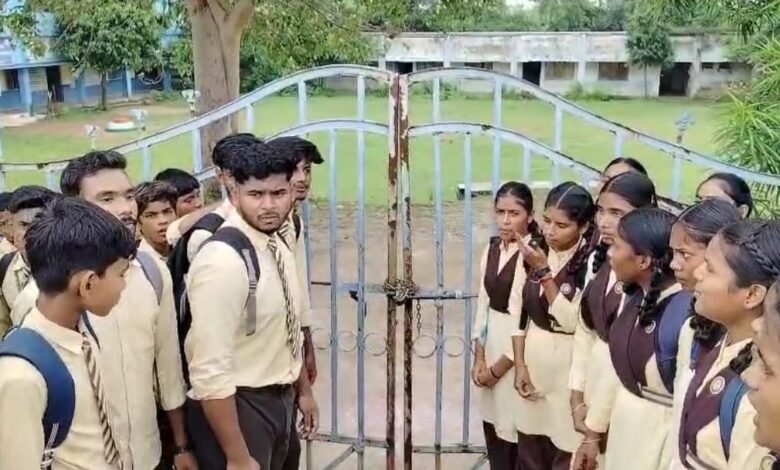शिक्षक की कमी से नाराज़ पालकों और छात्रों ने स्कूल में जड़ा ताला, शिक्षा व्यवस्था पर उठे सवाल 3 शिक्षक की कमी से नाराज़ पालकों और छात्रों ने स्कूल में जड़ा ताला, शिक्षा व्यवस्था पर उठे सवाल