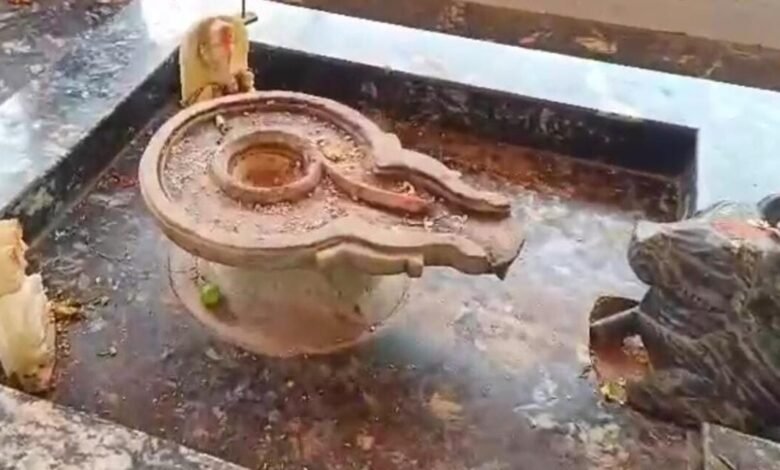 हरमो शिव मंदिर तोड़फोड़ प्रकरण: मुख्य आरोपी गिरफ्तार, संलिप्त पुलिस आरक्षक बर्खास्त 1 हरमो शिव मंदिर तोड़फोड़ प्रकरण: मुख्य आरोपी गिरफ्तार, संलिप्त पुलिस आरक्षक बर्खास्त