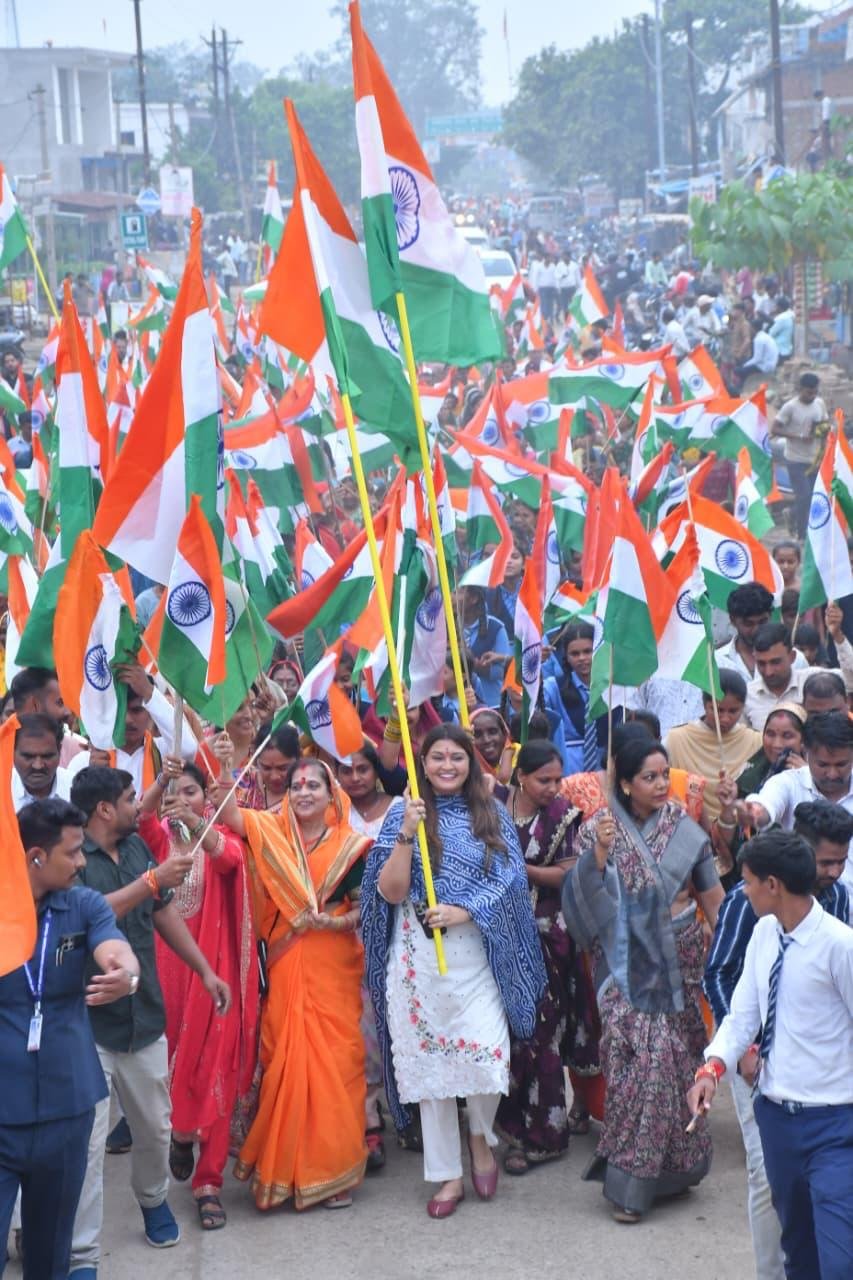 ऑपरेशन सिंदूर की सफलता एवं सेना के जवानों के सम्मान में पंडरिया विधायक भावना बोहरा के नेतृत्व में निकाली गई विधानसभा स्तरीय तिरंगा यात्रा 1 IMG 20250814 WA0015