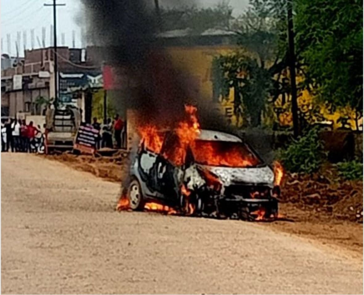 कवर्धा बायपास पर हुआ खौफनाक हादसा : चलती कार में लगी भीषण आग, बाल-बाल बचा चालक; कुछ ही मिनटों में जलकर खाक हुई पूरी कार 1 कवर्धा बायपास पर हुआ खौफनाक हादसा : चलती कार में लगी भीषण आग, बाल-बाल बचा चालक; कुछ ही मिनटों में जलकर खाक हुई पूरी कार
