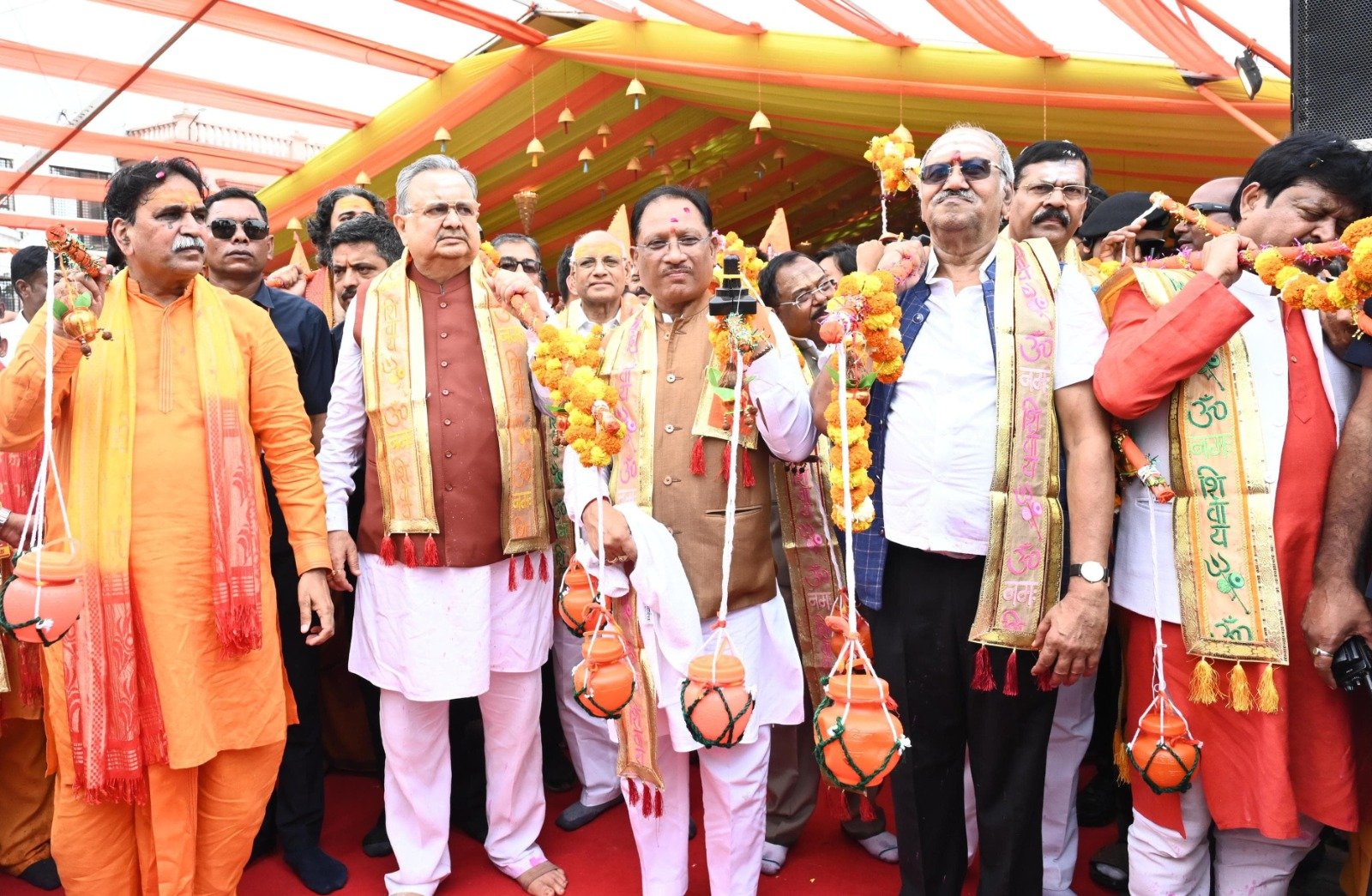 मुख्यमंत्री विष्णु देव साय और विधानसभा अध्यक्ष डॉ. रमन सिंह ने रायपुर की भव्य कांवड़ यात्रा में हुए शामिल, रूद्राभिषेक कर प्रदेशवासियों की सुख-समृद्धि की कामना 1 मुख्यमंत्री विष्णु देव साय और विधानसभा अध्यक्ष डॉ. रमन सिंह ने रायपुर की भव्य कांवड़ यात्रा में हुए शामिल, रूद्राभिषेक कर प्रदेशवासियों की सुख-समृद्धि की कामना
