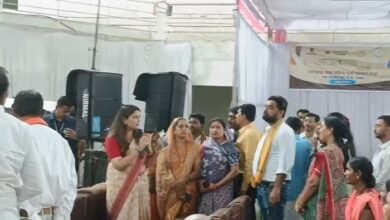 आकांक्षा हाट मेले में अव्यवस्था देख भड़कीं पंडरिया विधायक भावना बोहरा, कार्यक्रम स्थल पर माइक से लगाई अधिकारियों को फटकार 4 आकांक्षा हाट मेले में अव्यवस्था देख भड़कीं पंडरिया विधायक भावना बोहरा, कार्यक्रम स्थल पर माइक से लगाई अधिकारियों को फटकार