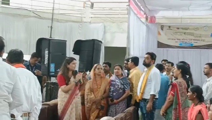 आकांक्षा हाट मेले में अव्यवस्था देख भड़कीं पंडरिया विधायक भावना बोहरा, कार्यक्रम स्थल पर माइक से लगाई अधिकारियों को फटकार 1 आकांक्षा हाट मेले में अव्यवस्था देख भड़कीं पंडरिया विधायक भावना बोहरा, कार्यक्रम स्थल पर माइक से लगाई अधिकारियों को फटकार