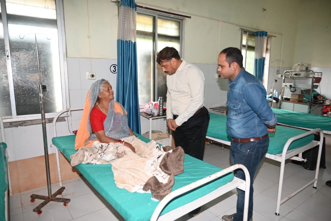 कलेक्टर ने सहसपुर लोहारा सीएचसी का किया निरीक्षण, व्यवस्थाओं को बेहतर बनाने के दिए निर्देश 1 कलेक्टर ने सहसपुर लोहारा सीएचसी का किया निरीक्षण, व्यवस्थाओं को बेहतर बनाने के दिए निर्देश