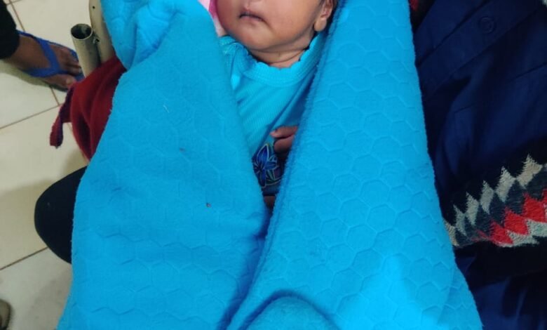 हनुमान मंदिर के पास पड़ी मिली मासूम नवजात बच्ची, परिजनों की तलाश में जुटी पुलिस 9 हनुमान मंदिर के पास पड़ी मिली मासूम नवजात बच्ची, परिजनों की तलाश में जुटी पुलि
