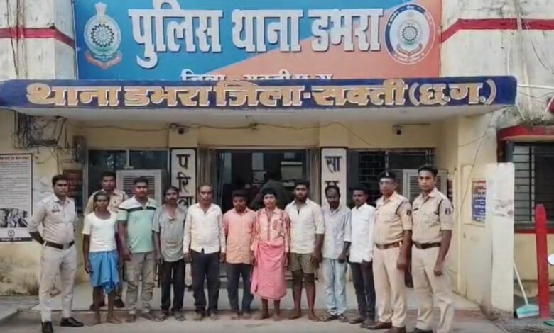 पानी बंटवारे की रंजिश में दरिंदगी: 9 आरोपियों ने व्यक्ति को निर्वस्त्र कर 1 किलोमीटर घसीटा, पीट-पीटकर मौत के घाट उतारा 11 पानी बंटवारे की रंजिश में दरिंदगी: 9 आरोपियों ने व्यक्ति को निर्वस्त्र कर 1 किलोमीटर घसीटा, पीट-पीटकर मौत के घाट उतारा