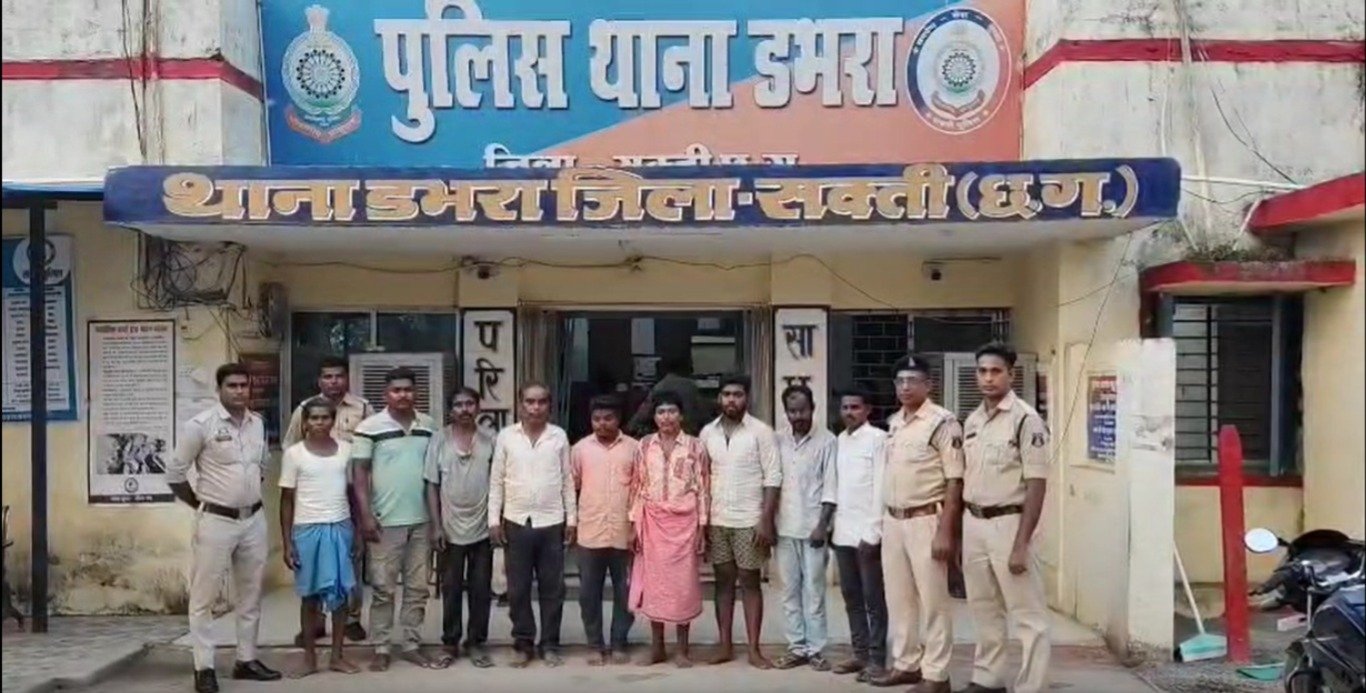 पानी बंटवारे की रंजिश में दरिंदगी: 9 आरोपियों ने व्यक्ति को निर्वस्त्र कर 1 किलोमीटर घसीटा, पीट-पीटकर मौत के घाट उतारा 1 पानी बंटवारे की रंजिश में दरिंदगी: 9 आरोपियों ने व्यक्ति को निर्वस्त्र कर 1 किलोमीटर घसीटा, पीट-पीटकर मौत के घाट उतारा