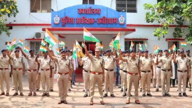 हर घर तिरंगा अभियान: कबीरधाम पुलिस अधीक्षक ने बांटे तिरंगे, दिलाई राष्ट्रीय एकता की शपथ