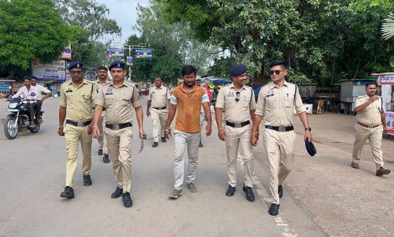 पुलिस की त्वरित कार्रवाई: तलवार लहराने वाला आरोपी गिरफ्तार, पुलिस ने हथियार भी किया जब्त