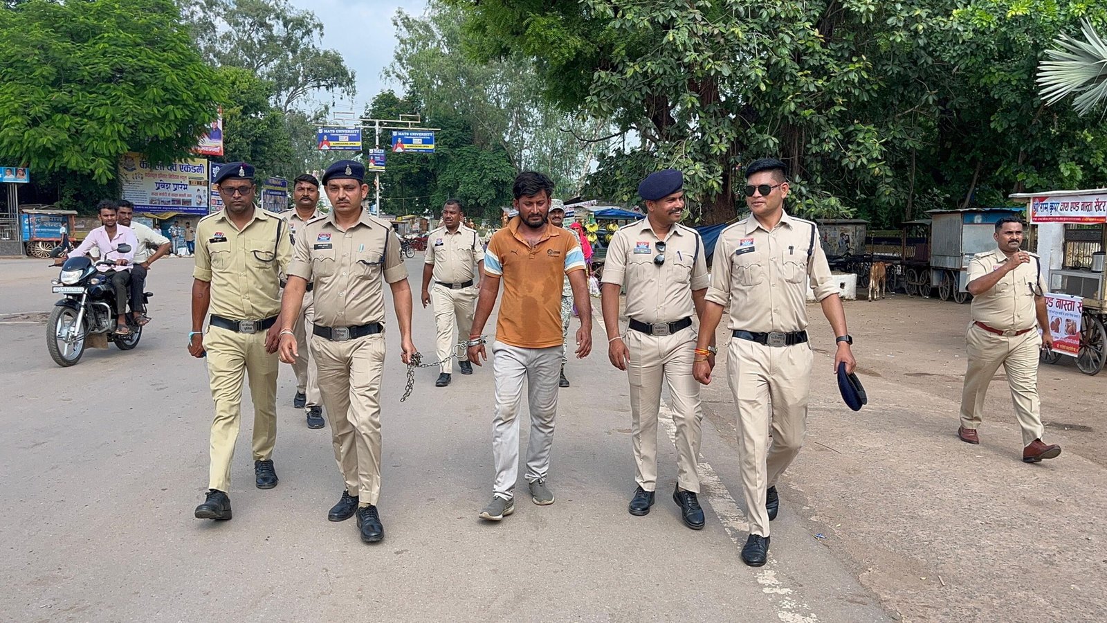 पुलिस की त्वरित कार्रवाई: तलवार लहराने वाला आरोपी गिरफ्तार, पुलिस ने हथियार भी किया जब्त 1 पुलिस की त्वरित कार्रवाई: तलवार लहराने वाला आरोपी गिरफ्तार, पुलिस ने हथियार भी किया जब्त