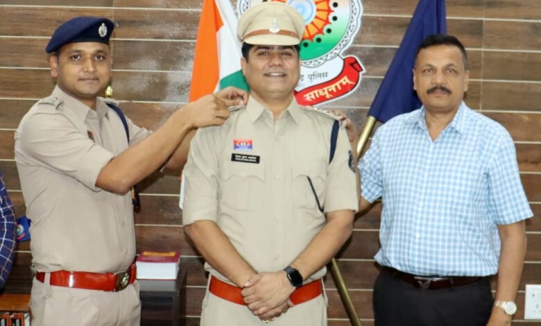 कबीरधाम पुलिस में पदोन्नति, विमल लावनिया ने संभाली निरीक्षक की नई जिम्मेदारी, SP ने लगाया स्टार