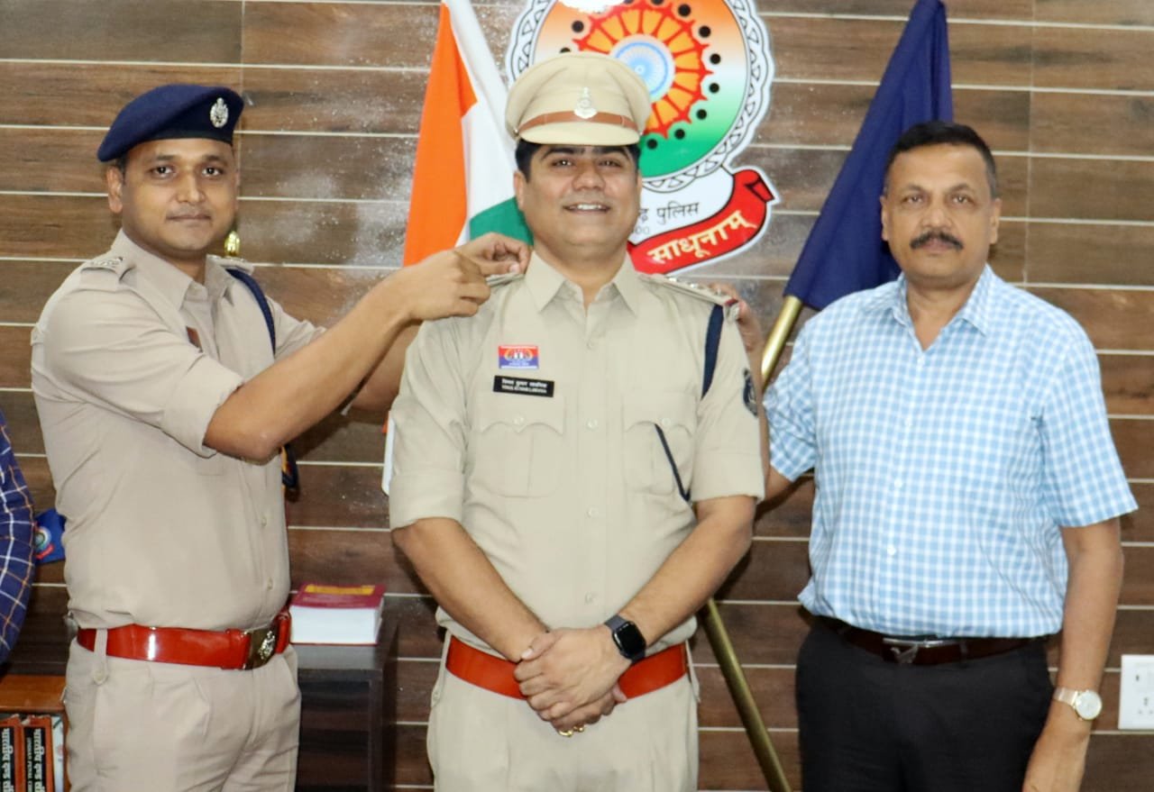 कबीरधाम पुलिस में पदोन्नति, विमल लावनिया ने संभाली निरीक्षक की नई जिम्मेदारी, SP ने लगाया स्टार 1 कबीरधाम पुलिस में पदोन्नति, विमल लावनिया ने संभाली निरीक्षक की नई जिम्मेदारी, SP ने लगाया स्टार