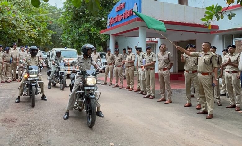 कबीरधाम पुलिस को मिली नई सौगात – 12 बोलेरो गाड़ियाँ और 5 पेट्रोलिंग मोटरसाइकिलें, एसपी ने हरी झंडी दिखाकर किया रवाना 10 कबीरधाम पुलिस को मिली नई सौगात – 12 बोलेरो गाड़ियाँ और 5 पेट्रोलिंग मोटरसाइकिलें, एसपी ने हरी झंडी दिखाकर किया रवाना,