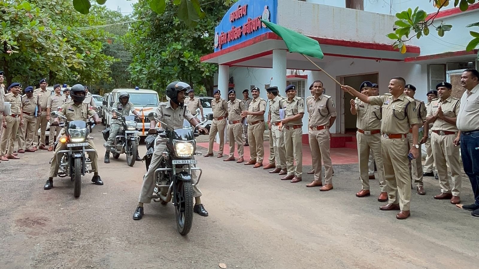 कबीरधाम पुलिस को मिली नई सौगात – 12 बोलेरो गाड़ियाँ और 5 पेट्रोलिंग मोटरसाइकिलें, एसपी ने हरी झंडी दिखाकर किया रवाना 1 कबीरधाम पुलिस को मिली नई सौगात – 12 बोलेरो गाड़ियाँ और 5 पेट्रोलिंग मोटरसाइकिलें, एसपी ने हरी झंडी दिखाकर किया रवाना,