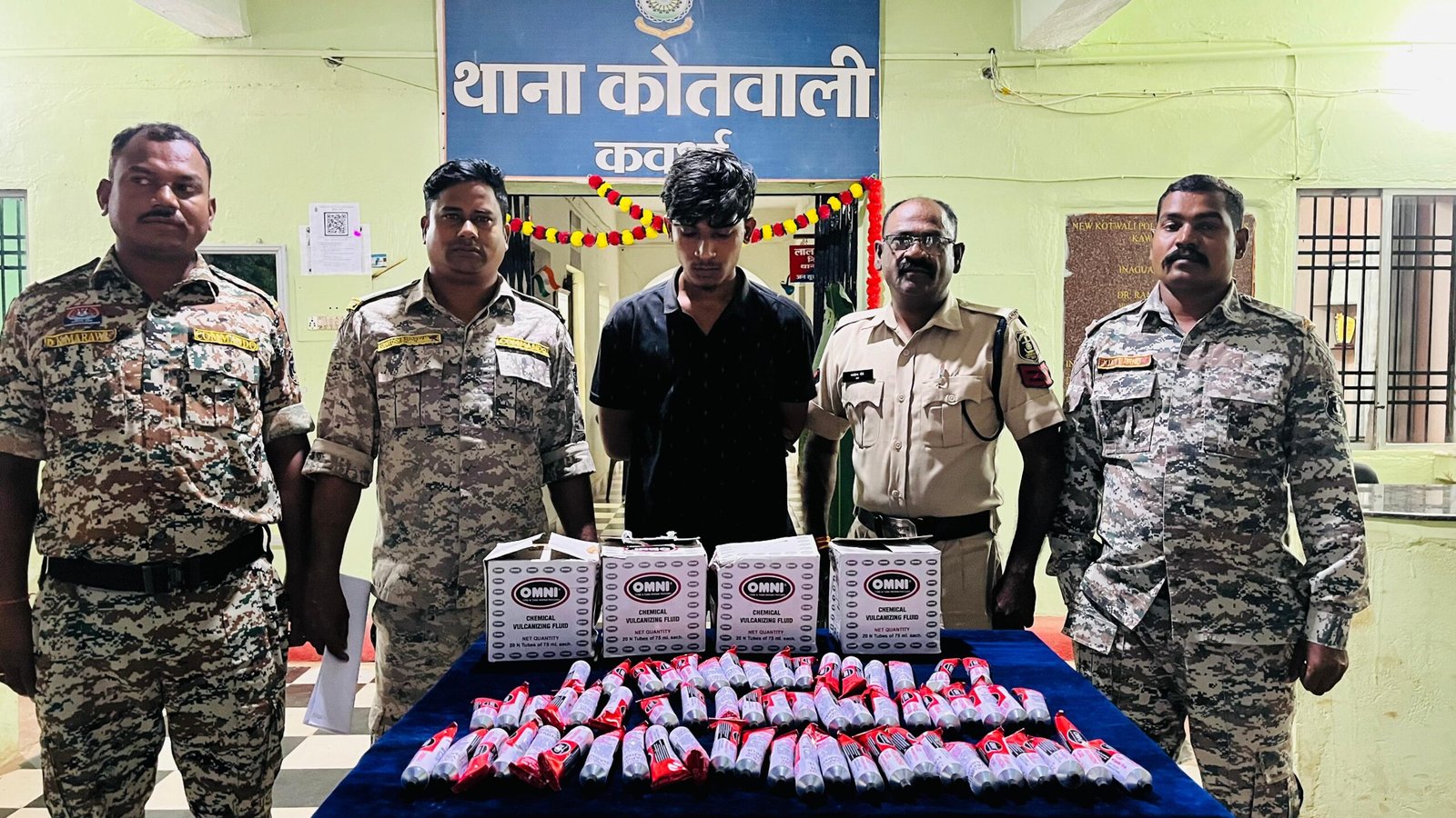 पिता की दुकान से चोरी कर बच्चों को बेचता था नशे की सामग्री, युवक गिरफ्तार, 62 सॉल्यूशन ट्यूब बरामद 1 पिता की दुकान से चोरी कर बच्चों को बेचता था नशे की सामग्री, युवक गिरफ्तार, 62 सॉल्यूशन ट्यूब बरामद