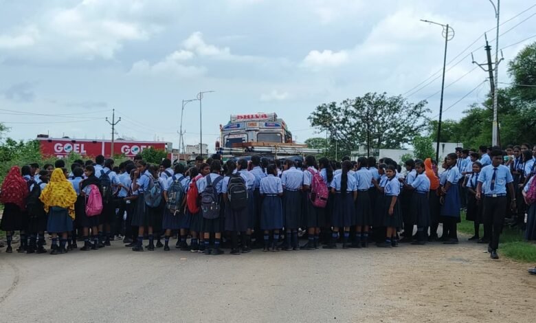कवर्धा ब्रेकिंग: शिक्षकों की कमी से नाराज़ स्वामी आत्मानंद स्कूल, पिपरिया के छात्रों ने किया चक्काजाम