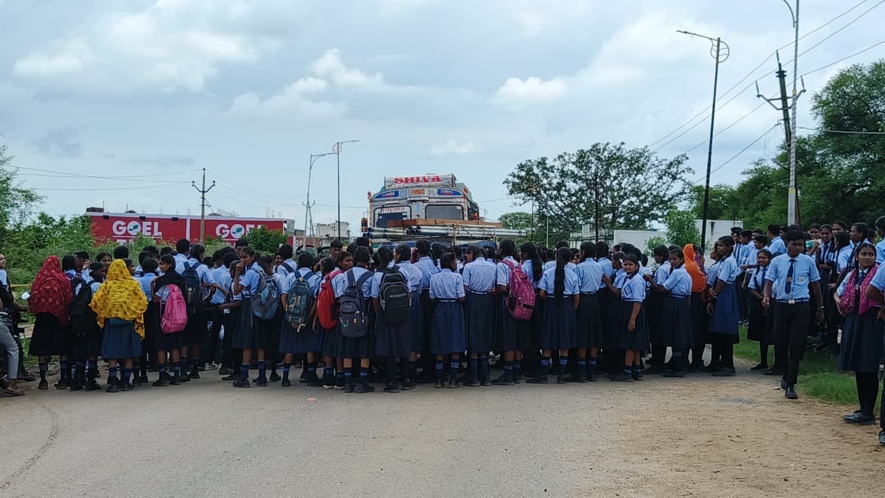 कवर्धा ब्रेकिंग: शिक्षकों की कमी से नाराज़ स्वामी आत्मानंद स्कूल, पिपरिया के छात्रों ने किया चक्काजाम 1 कवर्धा ब्रेकिंग: शिक्षकों की कमी से नाराज़ स्वामी आत्मानंद स्कूल, पिपरिया के छात्रों ने किया चक्काजाम
