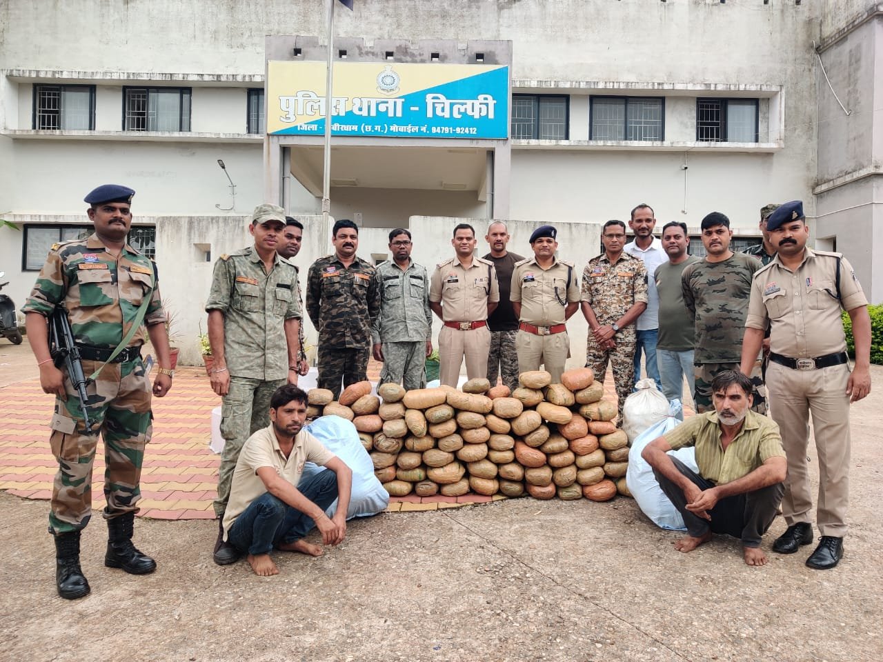 पुलिस का बड़ा प्रहार : 2 क्विंटल गांजा बरामद, दो तस्कर गिरफ्तार, 70 लाख की जप्ती 1 पुलिस का बड़ा प्रहार : 2 क्विंटल गांजा बरामद, दो तस्कर गिरफ्तार, 70 लाख की जप्ती