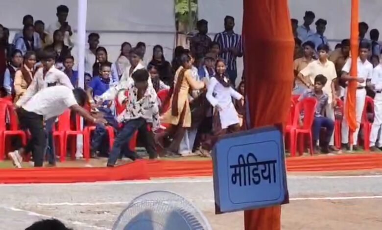 कवर्धा: स्वतंत्रता दिवस मुख्य समारोह में भारी पुलिस मौजूदगी के बीच मारपीट, वीडियो वायरल 12 कवर्धा: स्वतंत्रता दिवस मुख्य समारोह में भारी पुलिस मौजूदगी के बीच मारपीट, वीडियो वायरल