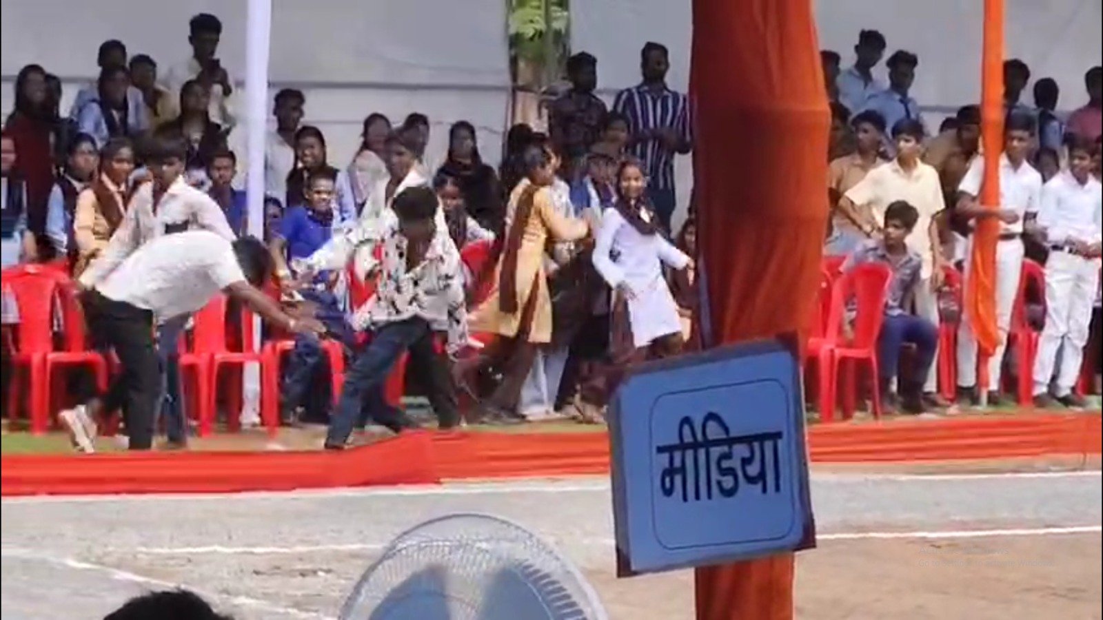 कवर्धा: स्वतंत्रता दिवस मुख्य समारोह में भारी पुलिस मौजूदगी के बीच मारपीट, वीडियो वायरल 1 कवर्धा: स्वतंत्रता दिवस मुख्य समारोह में भारी पुलिस मौजूदगी के बीच मारपीट, वीडियो वायरल