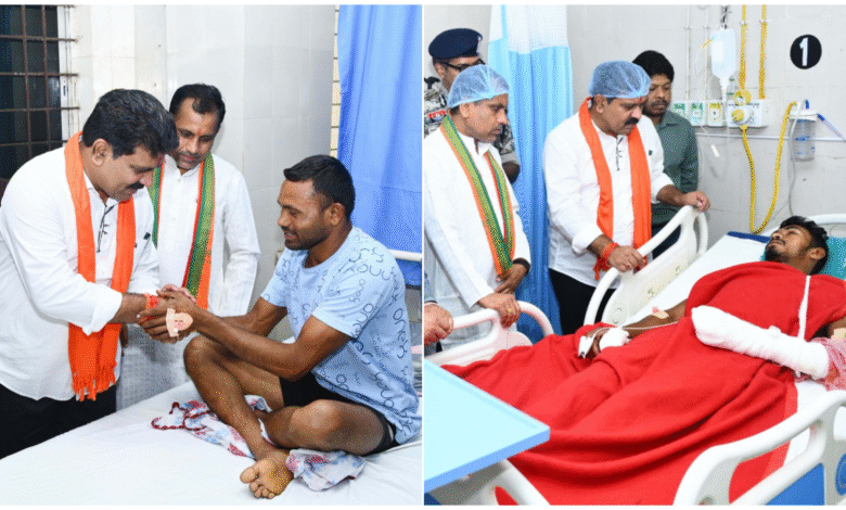 आईईडी ब्लास्ट व भालू हमले में घायल ग्रामीण-जवान से मिले डिप्टी सीएम विजय शर्मा 8 आईईडी ब्लास्ट व भालू हमले में घायल ग्रामीण-जवान से मिले डिप्टी सीएम विजय शर्मा