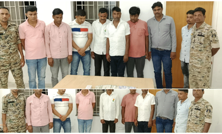 पुलिस की बड़ी कार्रवाई : जंगल में चल रहे जुए के अड्डे पर आठ जुआरी गिरफ्तार, ₹1.12 लाख की ज़ब्ती