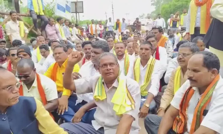 सीएम विष्णुदेव साय का अपमान: आदिवासी समाज का विरोध प्रदर्शन, कांग्रेस नेता की गिरफ्तारी की मांग 6 सीएम विष्णुदेव साय का अपमान: आदिवासी समाज का विरोध प्रदर्शन, कांग्रेस नेता की गिरफ्तारी की मांग