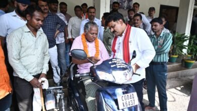 उपमुख्यमंत्री विजय शर्मा ने दिव्यांग युवक को दिया आगे बढ़ने का सहारा, अमर मरकाम को तत्काल मिली स्कूटी