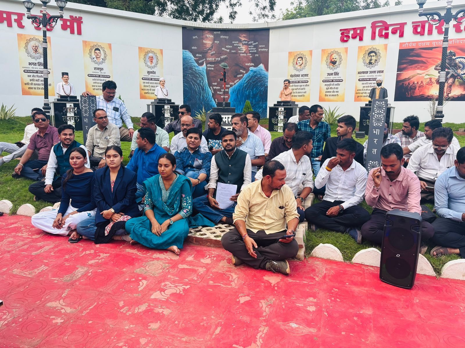 कवर्धा में पत्रकार पर जानलेवा हमला, फैक्ट्री मालिक की गुंडागर्दी के खिलाफ मीडिया कर्मियों का सड़क पर आक्रोश 1 6c187406 6bd5 4344 a40e 6a53506215d2