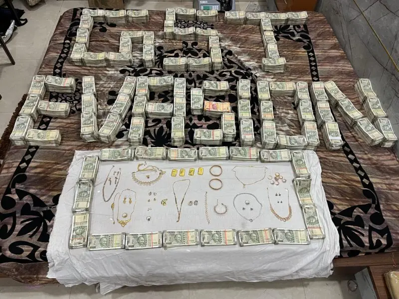 GST चोरी का बड़ा खुलासा: 1.64 करोड़ नकद और 400 ग्राम सोना जब्त, 172 बोगस फर्मों का सिंडिकेट बेनकाब 1 GST चोरी का बड़ा खुलासा: 1.64 करोड़ नकद और 400 ग्राम सोना जब्त, 172 बोगस फर्मों का सिंडिकेट बेनकाब