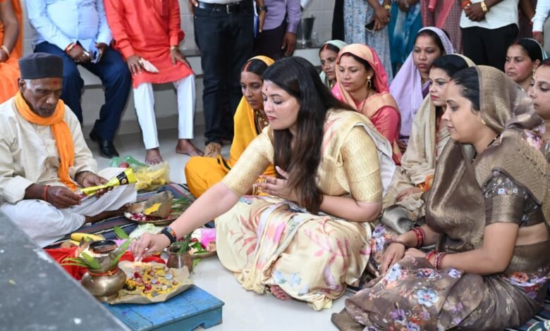मोहतराखुर्द में महतारी सदन के उद्घाटन में शामिल हुईं विधायक भावना बोहरा, बाजार चारभाठा एवं ढोरली में किया 46 लाख के विकास कार्यों का भूमिपूजन 7 IMG 20250923 WA0048
