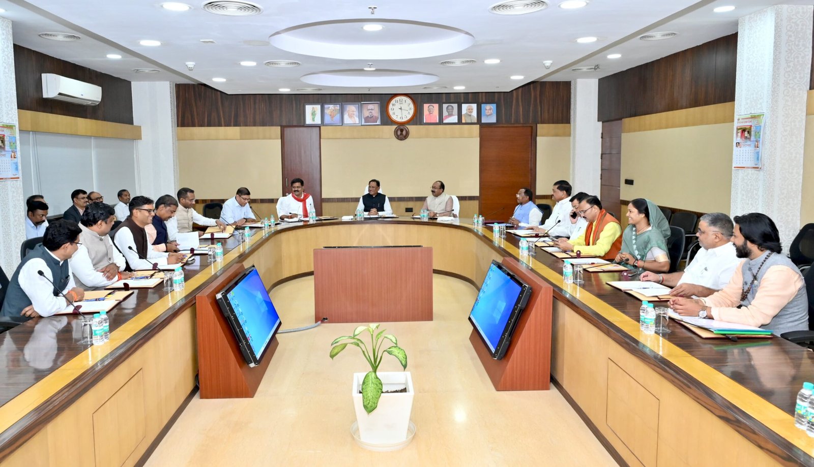 छत्तीसगढ़ कैबिनेट बैठक में लिए गए अहम निर्णय: दिव्यांगजनों के लिए राहत, स्पेशल एजुकेटर की भर्ती में छूट, शासकीय सेवकों को वेतन के विरुद्ध ऋण की सुविधा 1 IMG 20250930 WA0042 scaled