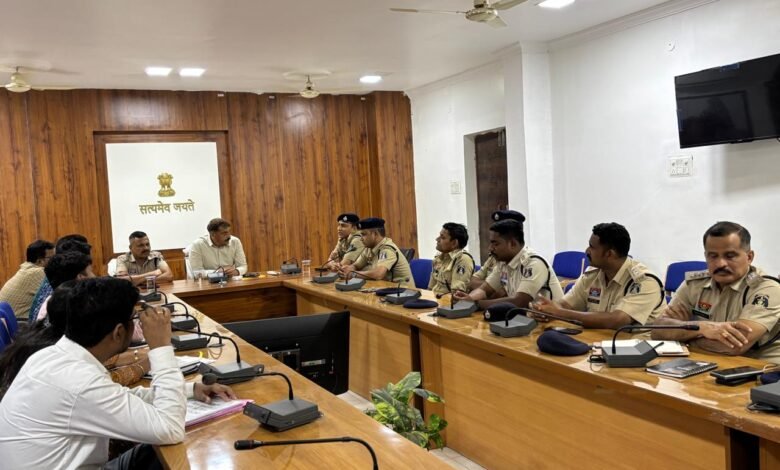 कलेक्टर-एसपी की हाईलेवल बैठक: दफ्तर और सड़कों पर अवैध प्रदर्शन बर्दाश्त नहीं, सख्त कार्रवाई तय, प्रशासन ने जारी किए निर्देश 5 कलेक्टर-एसपी की हाईलेवल बैठक: दफ्तर और सड़कों पर अवैध प्रदर्शन बर्दाश्त नहीं, सख्त कार्रवाई तय, प्रशासन ने जारी किए निर्देश