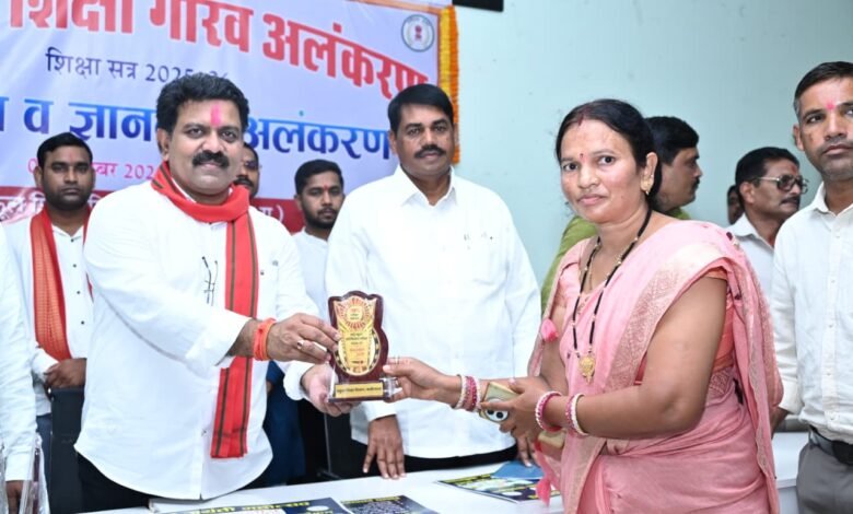 मुख्यमंत्री शिक्षा गौरव अलंकरण सम्मान : उपमुख्यमंत्री विजय शर्मा ने शिक्षकों को किया सम्मानित, 70 सेवानिवृत्त शिक्षक और 20 विद्यालयों के प्राचार्य अलंकृत 2 मुख्यमंत्री शिक्षा गौरव अलंकरण सम्मान : उपमुख्यमंत्री विजय शर्मा ने शिक्षकों को किया सम्मानित, 70 सेवानिवृत्त शिक्षक और 20 विद्यालयों के प्राचार्य अलंकृत
