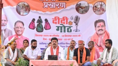 उपमुख्यमंत्री विजय शर्मा ग्राम जीताटोला में आयोजित ‘दीदी के गोठ’ रेडियो प्रसारण कार्यक्रम में हुए शामिल