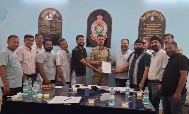 कवर्धा में त्योहारों की तैयारियों को लेकर CAIT पदाधिकारियों ने यातायात प्रभारी से की चर्चा, यातायात व्यवस्था सुधारने पर दिया जोर 10 कवर्धा में त्योहारों की तैयारियों को लेकर CAIT पदाधिकारियों ने यातायात प्रभारी से की चर्चा, यातायात व्यवस्था सुधारने पर दिया जोर