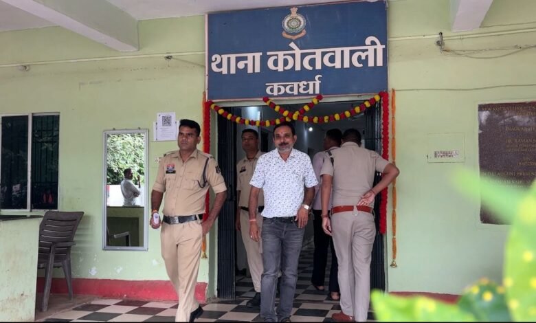 कवर्धा: पत्रकारों के विरोध प्रदर्शन के बाद पुलिस की कार्रवाई, फैक्ट्री संचालक संदीप गुप्ता गिरफ्तार 9 कवर्धा: पत्रकारों के विरोध प्रदर्शन के बाद पुलिस की कार्रवाई, फैक्ट्री संचालक संदीप गुप्ता गिरफ्तार