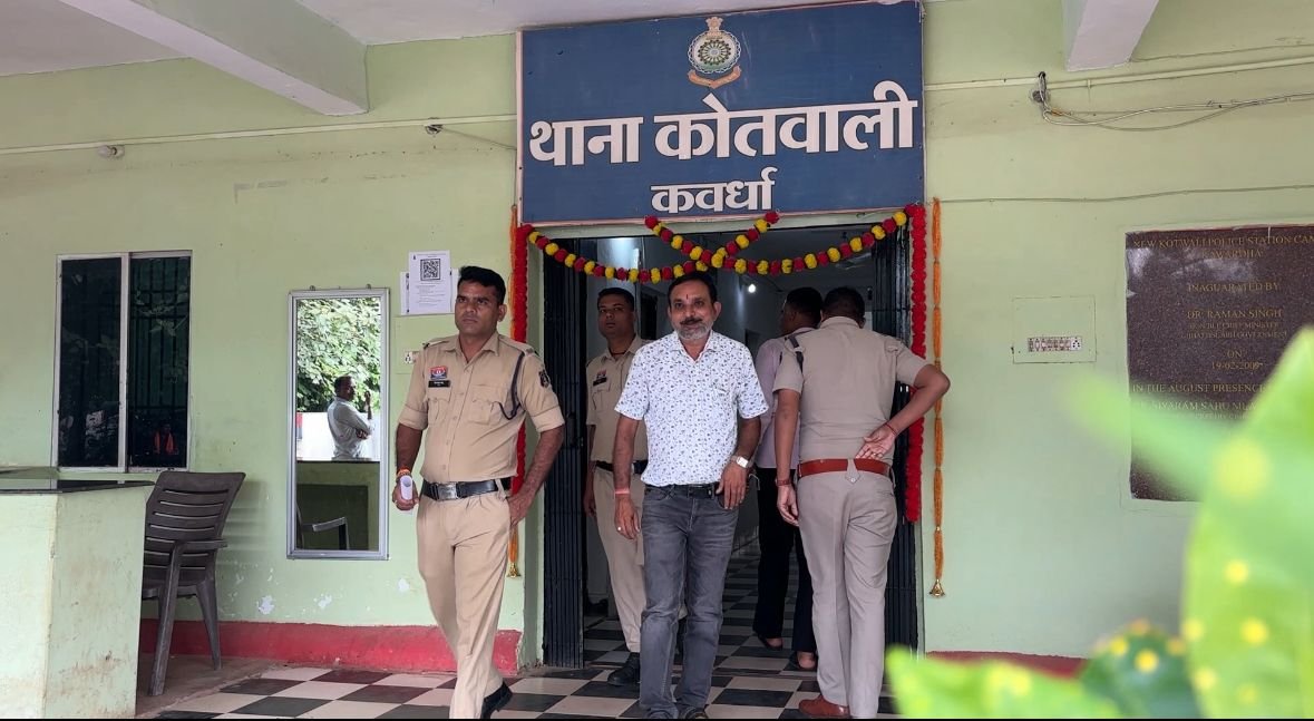 कवर्धा: पत्रकारों के विरोध प्रदर्शन के बाद पुलिस की कार्रवाई, फैक्ट्री संचालक संदीप गुप्ता गिरफ्तार 1 कवर्धा: पत्रकारों के विरोध प्रदर्शन के बाद पुलिस की कार्रवाई, फैक्ट्री संचालक संदीप गुप्ता गिरफ्तार