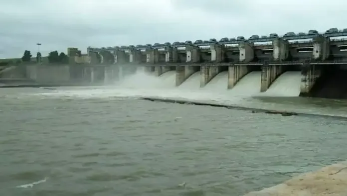 गंगरेल बांध खतरे के निशान पर, 4 गेट खोले गए, निचले इलाकों में अलर्ट 1 गंगरेल बांध खतरे के निशान पर, 4 गेट खोले गए, निचले इलाकों में अलर्ट