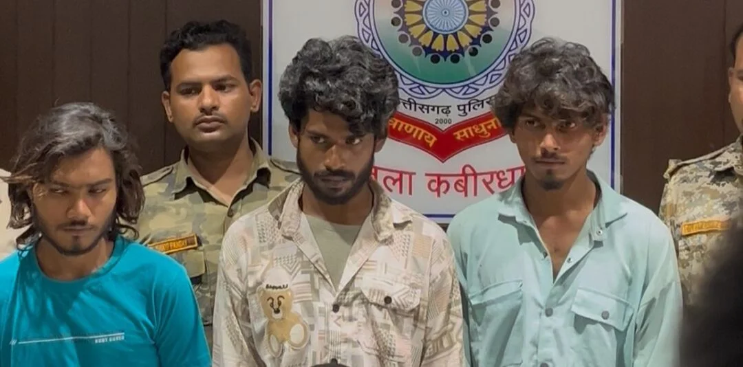 कवर्धा में आदिवासी छात्रा के साथ सामूहिक दुष्कर्म, पुलिस ने 36 घंटे में तीनों आरोपियों को किया गिरफ्तार 1 कवर्धा में आदिवासी छात्रा के साथ सामूहिक दुष्कर्म, पुलिस ने 36 घंटे में तीनों आरोपियों को किया गिरफ्तार
