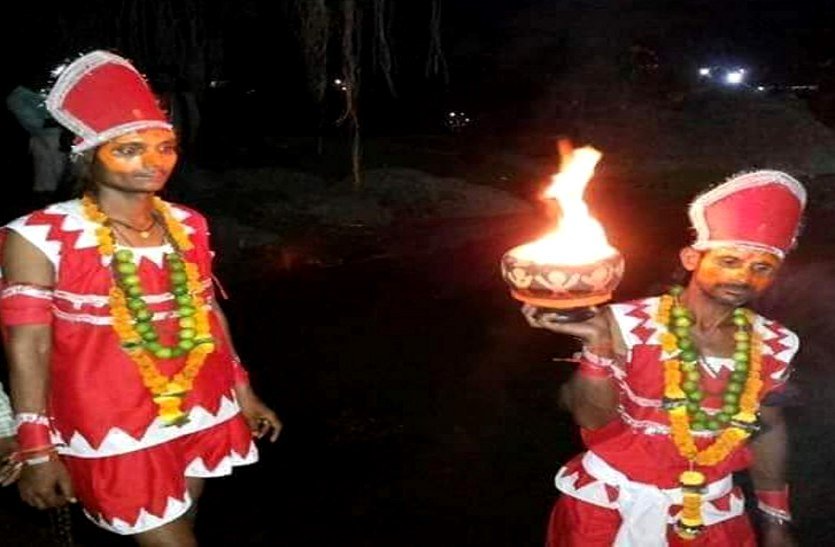 अष्टमी पर खप्पर यात्रा: कबीरधाम पुलिस ने सुरक्षा के किए पुख्ता इंतज़ाम 1 अष्टमी पर खप्पर यात्रा: कबीरधाम पुलिस ने सुरक्षा के किए पुख्ता इंतज़ाम