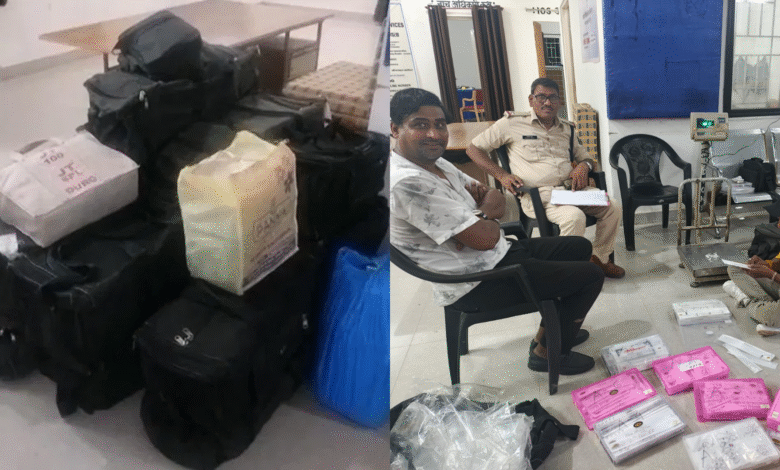 कवर्धा में चांदी की तस्करी का भंडाफोड़: 2.5 करोड़ की खेप बरामद, वैध दस्तावेज़ नहीं – जानें कैसे हुई कार्रवाई 3 कवर्धा में चांदी की तस्करी का भंडाफोड़: 2.5 करोड़ की खेप बरामद, वैध दस्तावेज़ नहीं – जानें कैसे हुई कार्रवाई