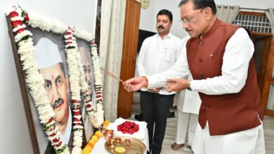 मुख्यमंत्री विष्णु देव साय ने राष्ट्रपिता महात्मा गांधी और पूर्व प्रधानमंत्री लाल बहादुर शास्त्री को उनकी जयंती पर किया नमन