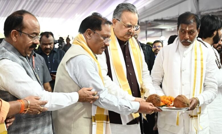 मुख्यमंत्री विष्णु देव साय भंडारपुरी धाम में आयोजित गुरु दर्शन एवं संत समागम मेला में हुए शामिल: 162 करोड़ रुपए से अधिक की राशि के 16 विकास कार्यों का किया भूमिपूजन